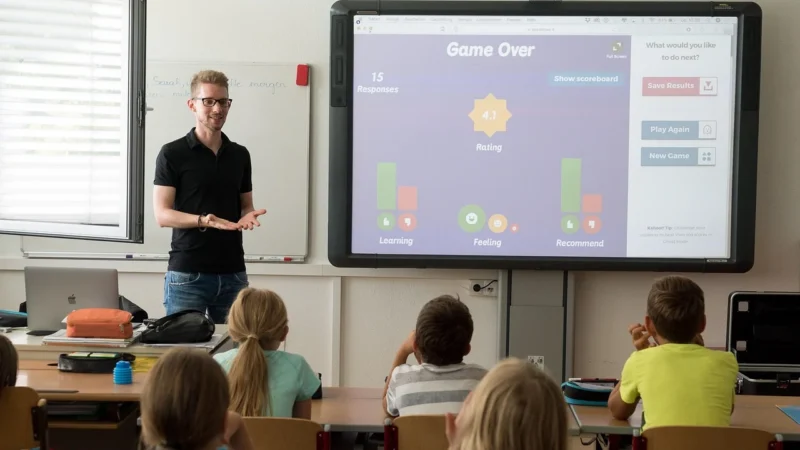 Infokioski, tablice multimedialne i cenówka elektroniczna — cyfrowa rewolucja w szkołach