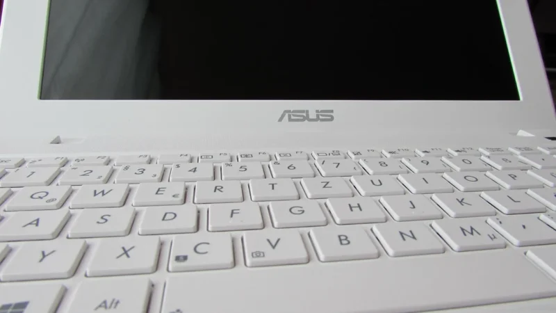 Laptop ASUS VivoBook FHD 17,3″/Ryzen3/12GB/256G/Win10 (ZNASM71A31HEFXXSL1I)