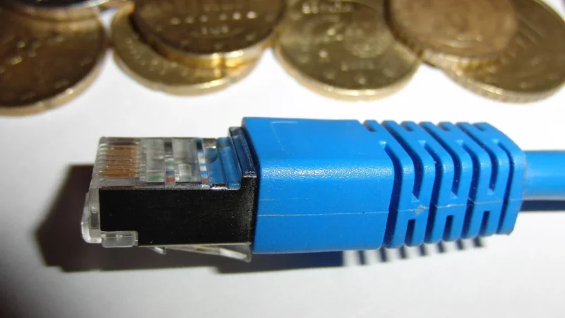 LINDY KABEL 30419 [1X ZŁĄCZE MĘSKIE SZWAJCARSKIE – 1X GNIAZDO IEC C13] 5 M ()