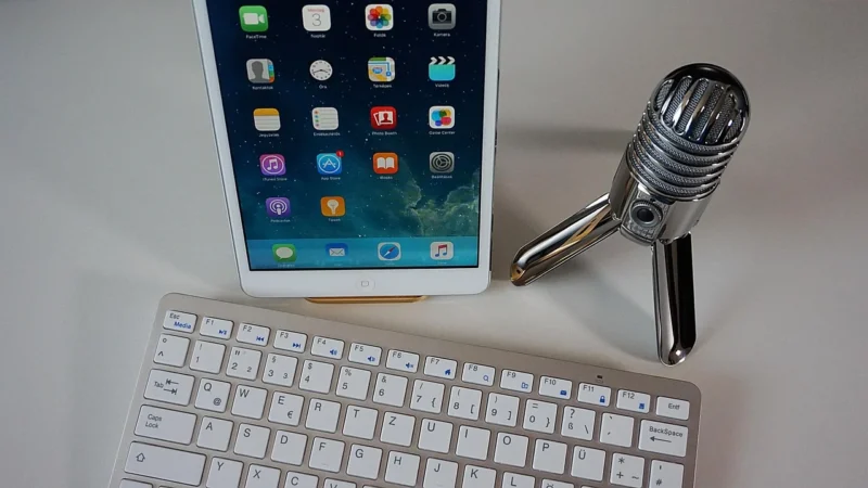 Logitech Combo Touch UK iPad Air 4th Gen