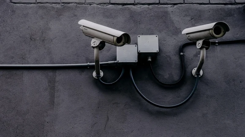 Nowoczesne zabezpieczenia sklepu skutecznym monitoringiem i systemami antykradzieżowymi