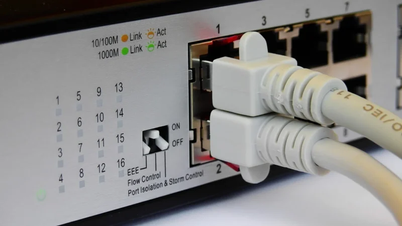 Router TRENDNET GIGABIT POE+ EXTENDS 100 METERS FOR A TOTAL DISTANCE OF UP TO 200 METERS,DAISY CHAIN TWO TPE-E100S FOR A TOTAL POE+ NETWORK EXTENSION OF 300