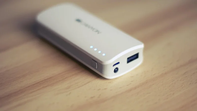 Spigen PE2011 Powerarc Network PD20W/QC3.0 Biały